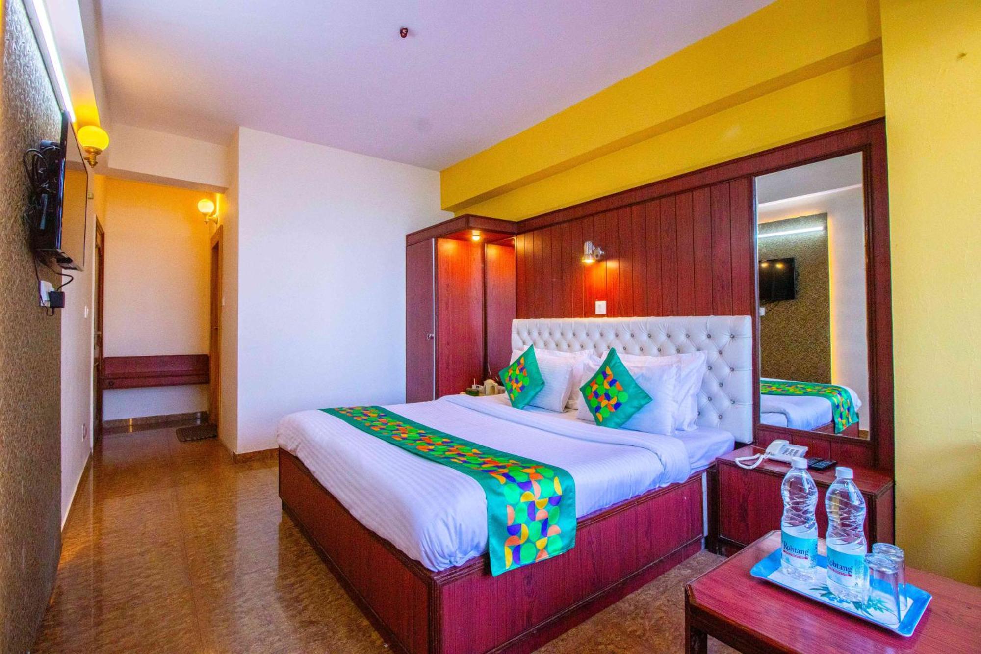Treebo Varuna With Mountain View Shimla Exterior photo